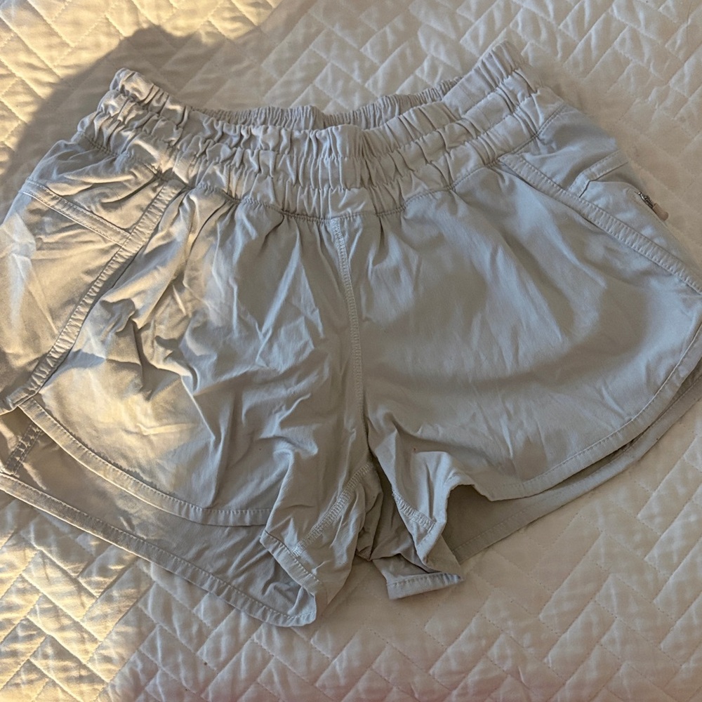 Lululemon Gray/White Hotty Hot shorts size (4)